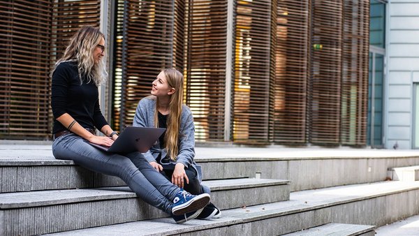 Studentesse ridono sulla scalinata 