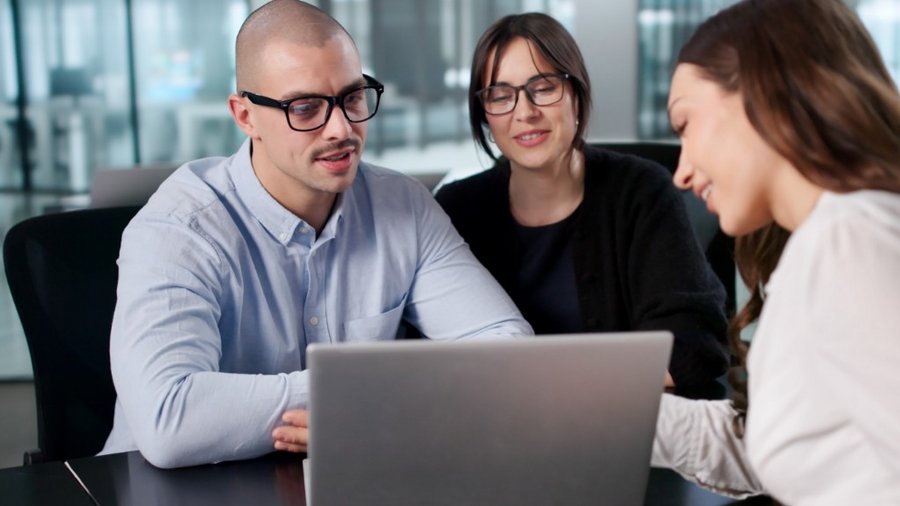 Coppia che parla con un consulente in ufficio