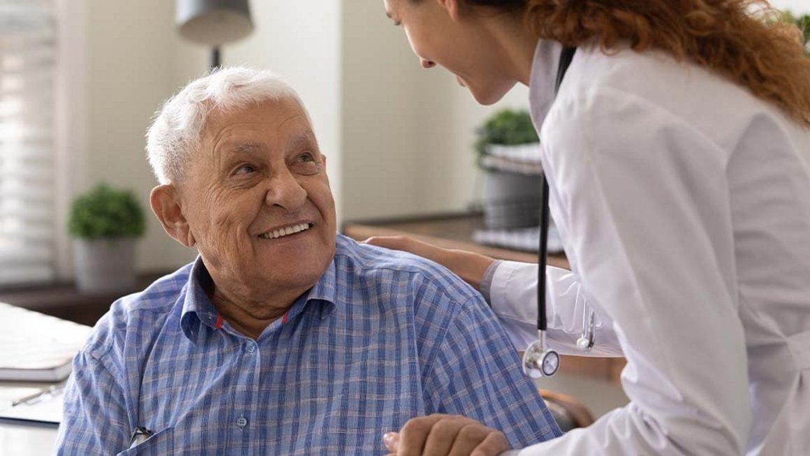 Anziano dal medico Anziano dal medico