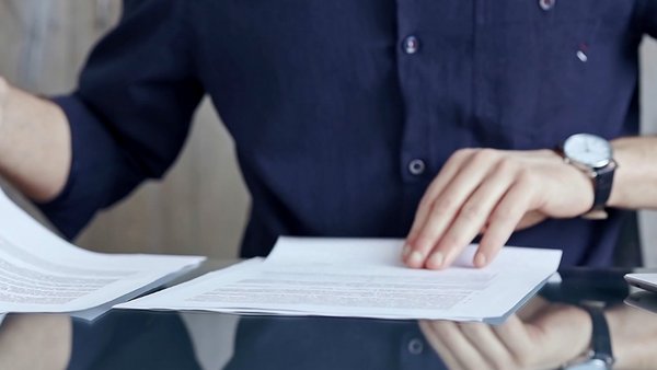 Persona che esamina documenti alla scrivania