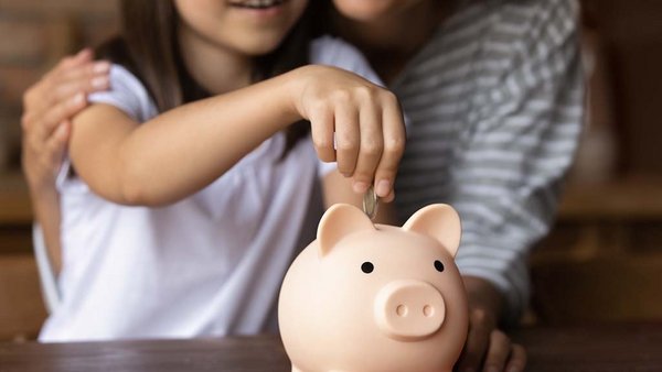 Monete in un barattolo Monete in un barattolo