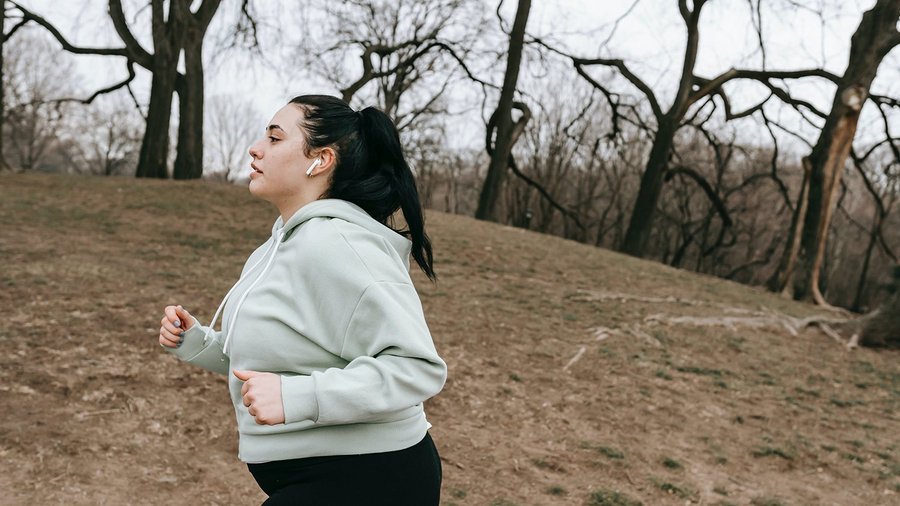 Giovane donna fa jogging nel parco