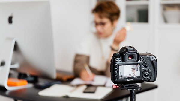 Fotografo che lavora al PC - piano assicurativo pensionistico