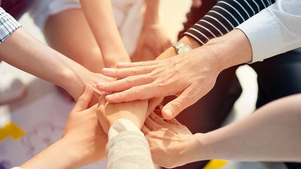 Persone che si aiutano Persone che si aiutano