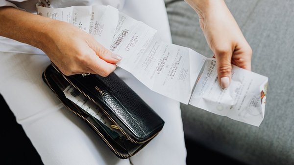 Donna con scontrino in mano – aumento dei prezzi Donna con scontrino in mano – aumento dei prezzi