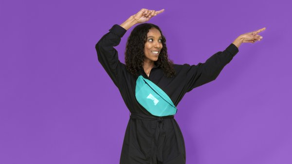 Ragazza con marsupio