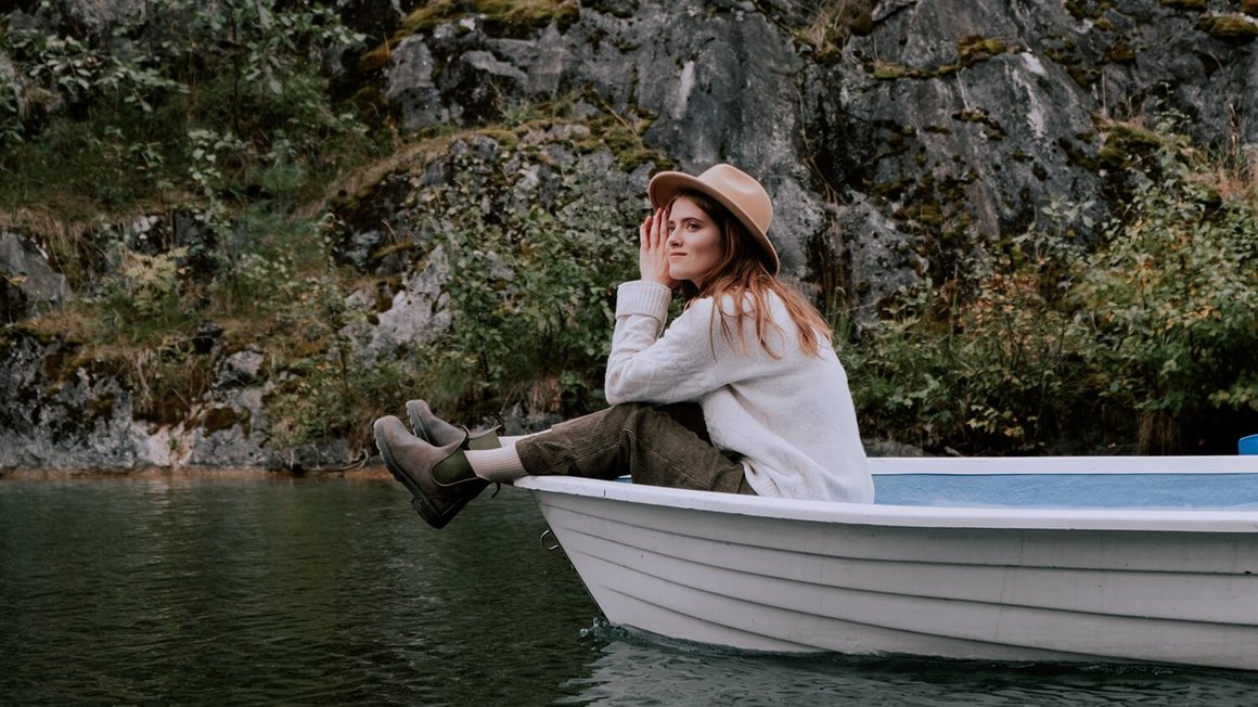 Donna seduta in barca - Viaggiare all'estero