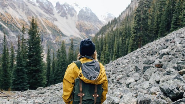 Persona che guarda in lontananza mentre fa trekking - Backpacking