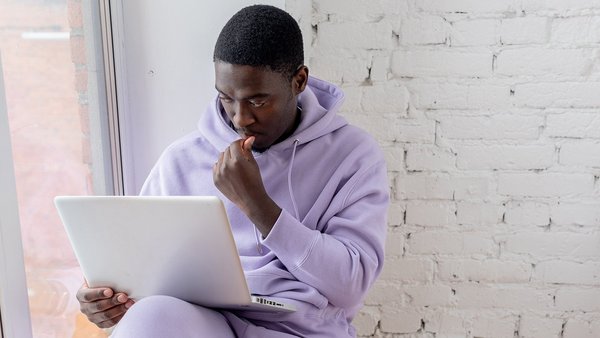5 passi per il tuo piano pensionistico Studente siede pensieroso davanti al portatile