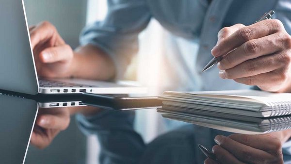 Studente che prende appunti Studente che prende appunti