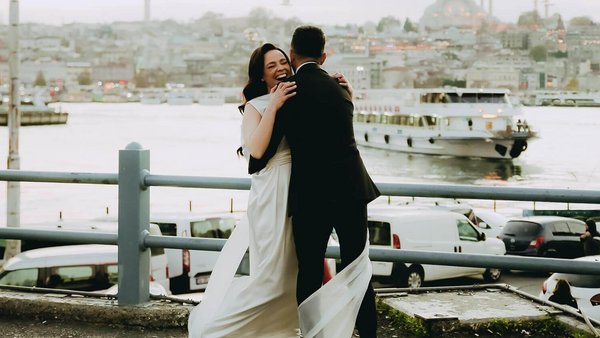 Sposa e sposo che si abbracciano ridendo – Wedding Planning