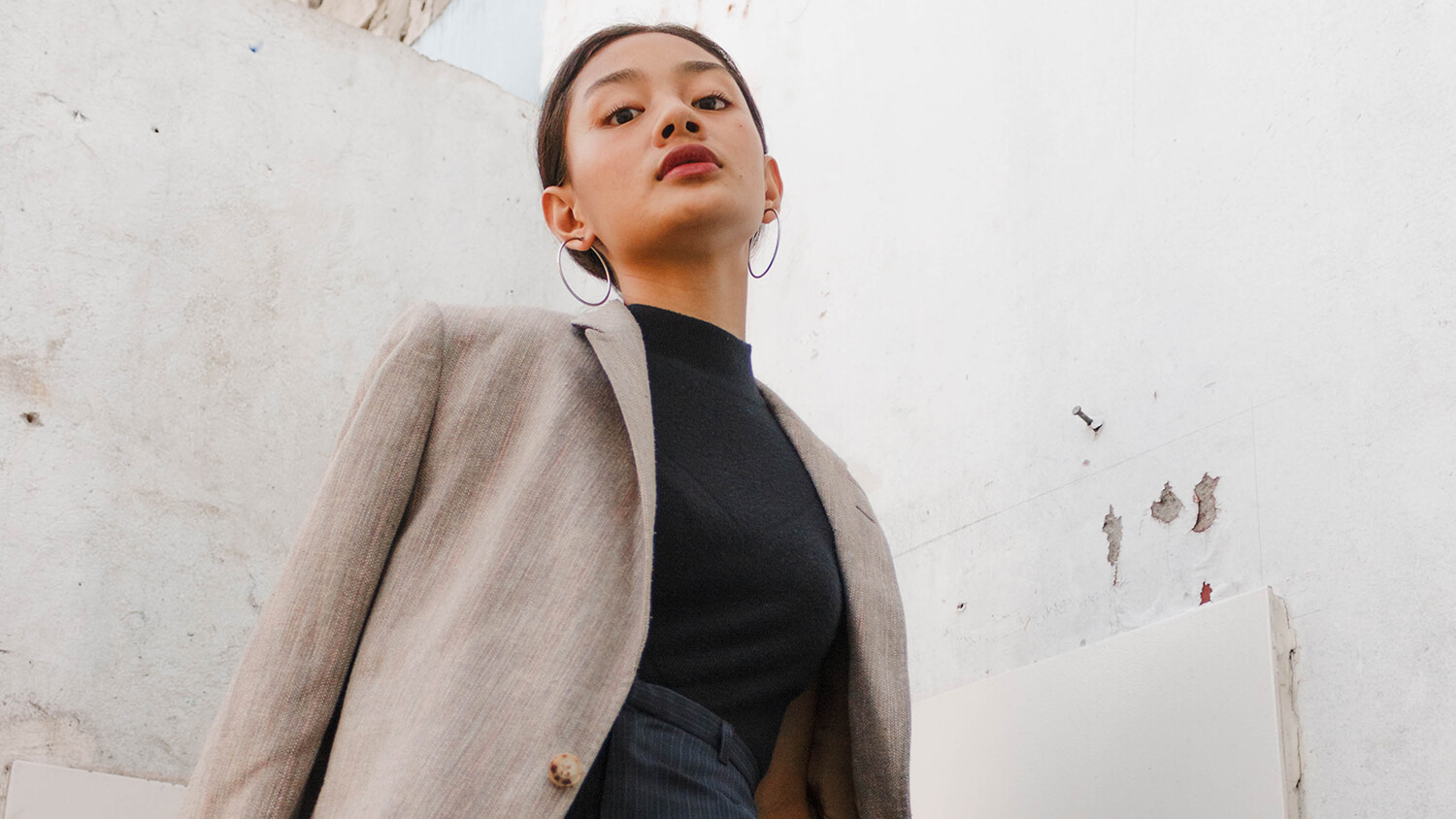 Donna forte che fissa l’obiettivo - negoziare un aumento di stipendio Donna forte che fissa l’obiettivo - negoziare un aumento di stipendio