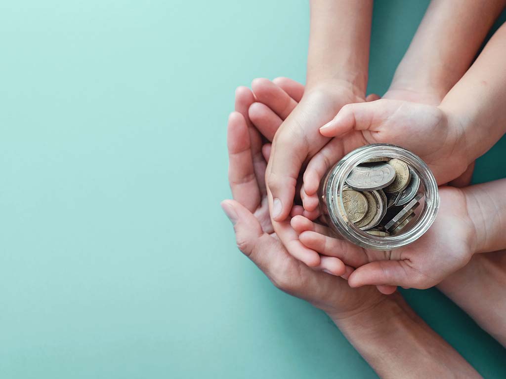 Mani e salvadanaio