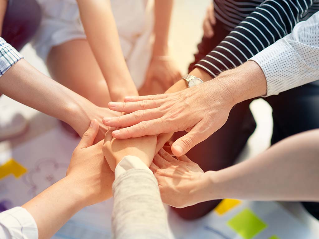 Persone che si aiutano Persone che si aiutano