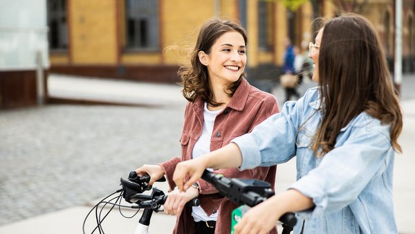 Studentesse davanti all’Università – finanziamenti per studenti