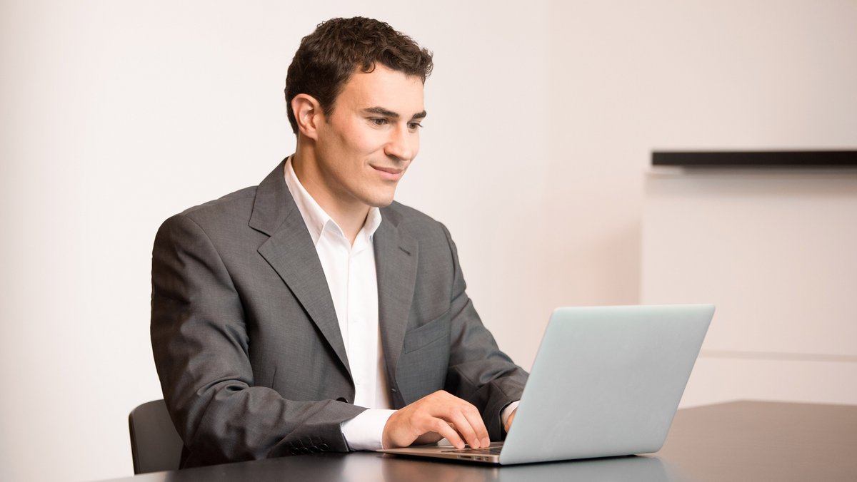 Ragazzo che lavora al computer Ragazzo che lavora al computer