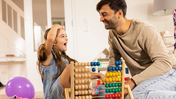 Padre e figlia fanno calcoli con l’abaco