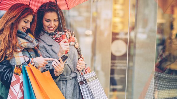 Due giovani donne che fanno shopping - Consumo critico e sostenibilità