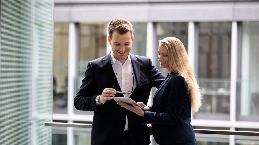 Due persone di OVB Consulenza Patrimoniale srl che lavorano Due persone di OVB Consulenza Patrimoniale srl che lavorano