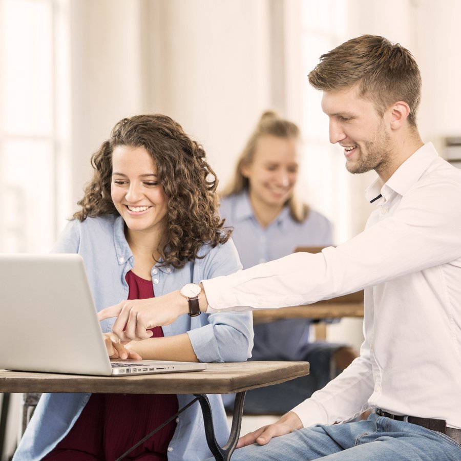 Persone al lavoro al pc
