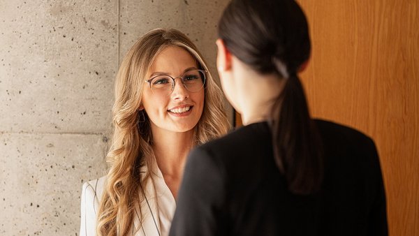 Metti subito in pratica le tue competenze Candidato con gli occhiali parla con il consulente finanziario OVB