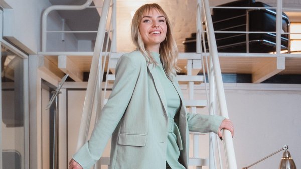 Ragazza bionda vestita alla moda Ragazza bionda vestita alla moda