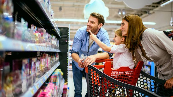 Famiglia che fa la spesa al supermercato