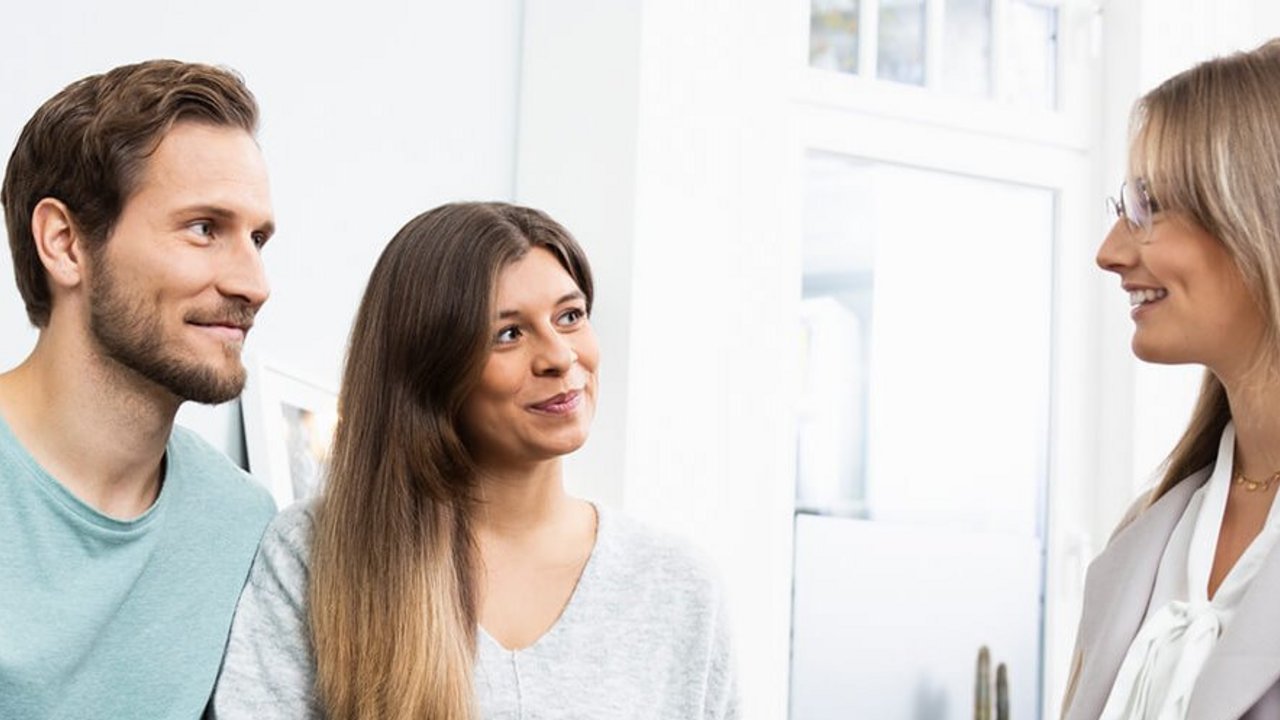 Consulente finanziario OVB a colloquio con i clienti