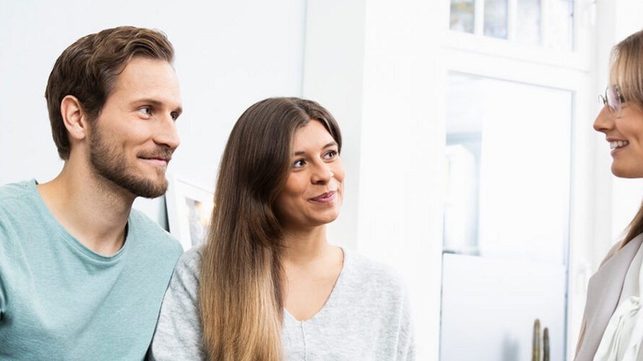 Consulente finanziario OVB a colloquio con i clienti