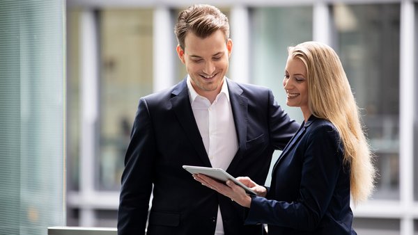 Sorridente candidato a consulente finanziario OVB e tablet