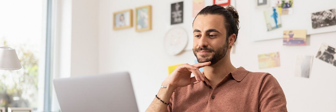 Uomo che guarda il computer portatile per ottenere informazioni