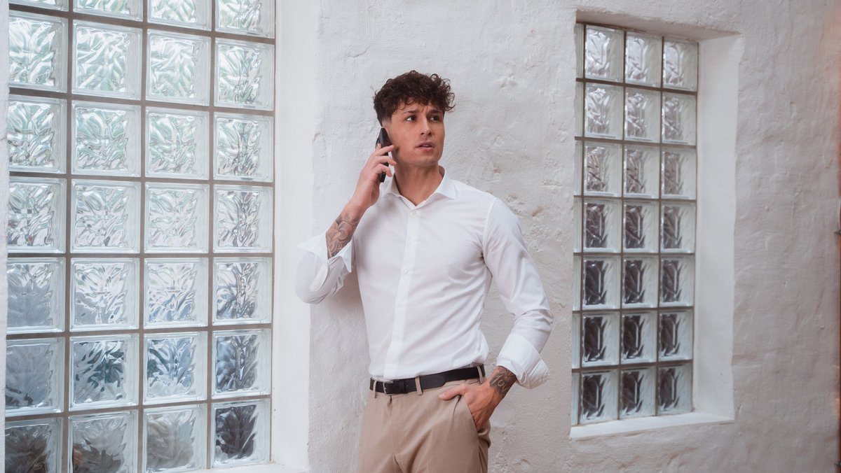 Ragazzo che parla al telefono Ragazzo che parla al telefono