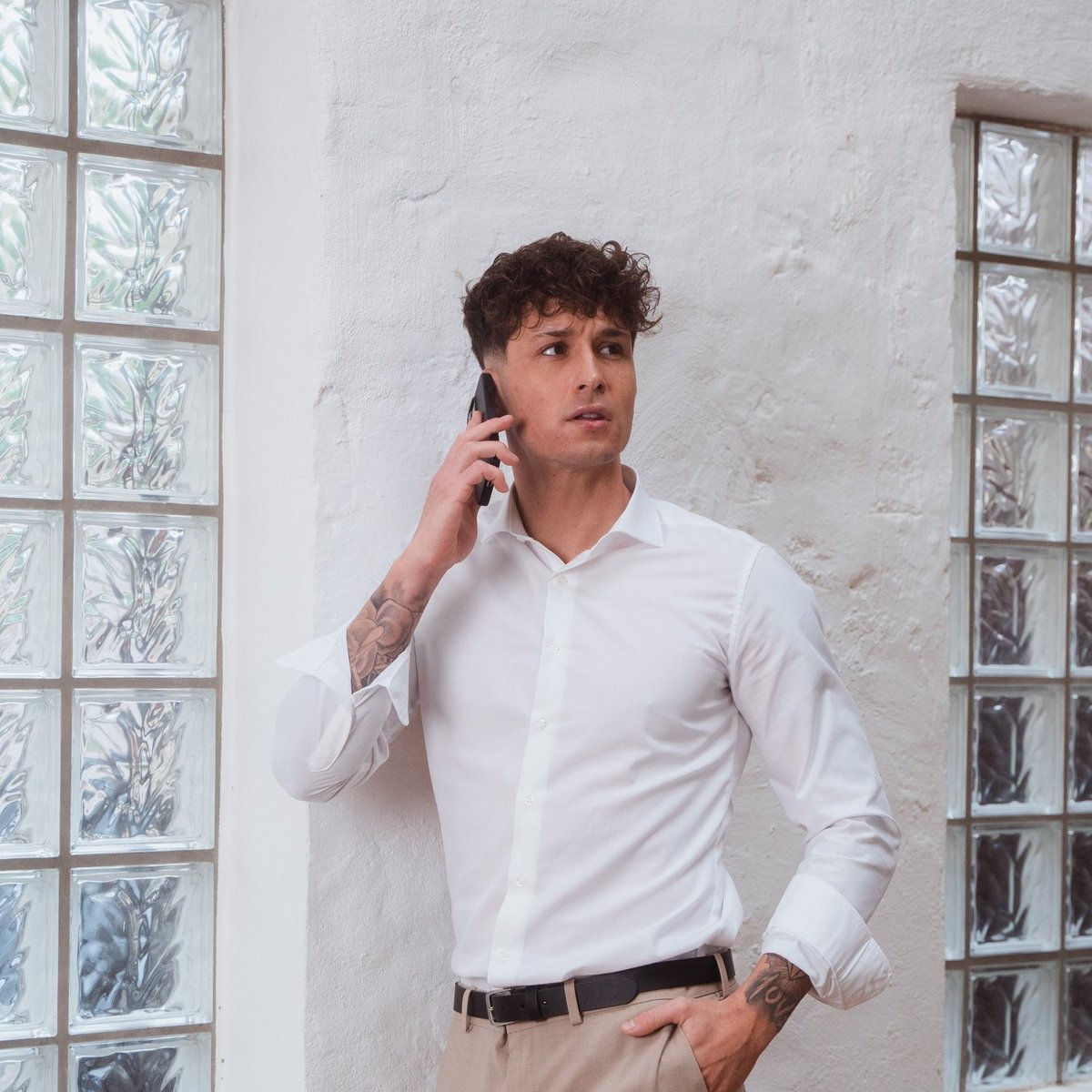 Ragazzo che parla al telefono Ragazzo che parla al telefono