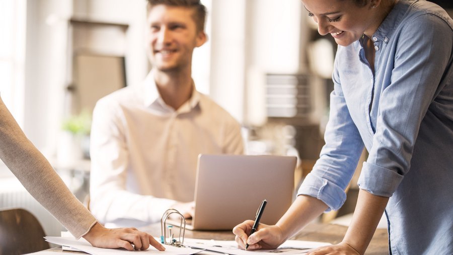 Persone che lavorano intorno a un tavolo Persone che lavorano intorno a un tavolo