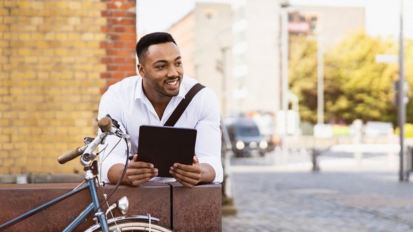 Giovane con tablet si candida a consulente finanziario OVB 