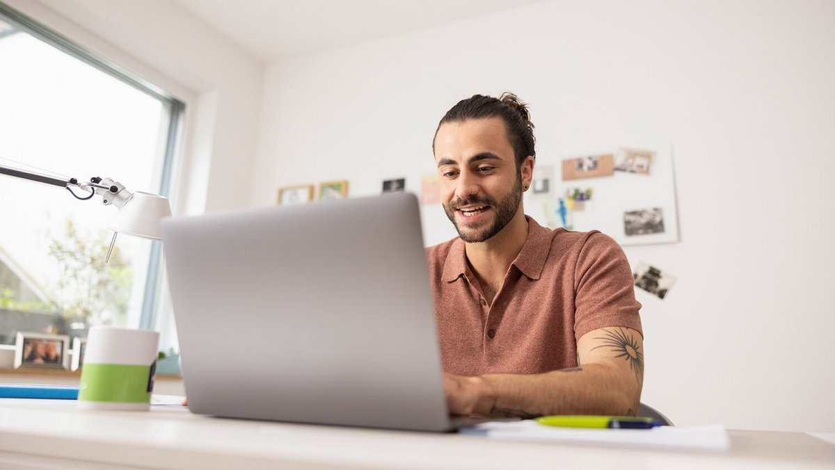 Lavorare da casa, uomo con portatile – Telelavoro per OVB