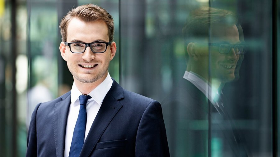 Candidato con occhiali sorridente come consulente finanziario OVB 