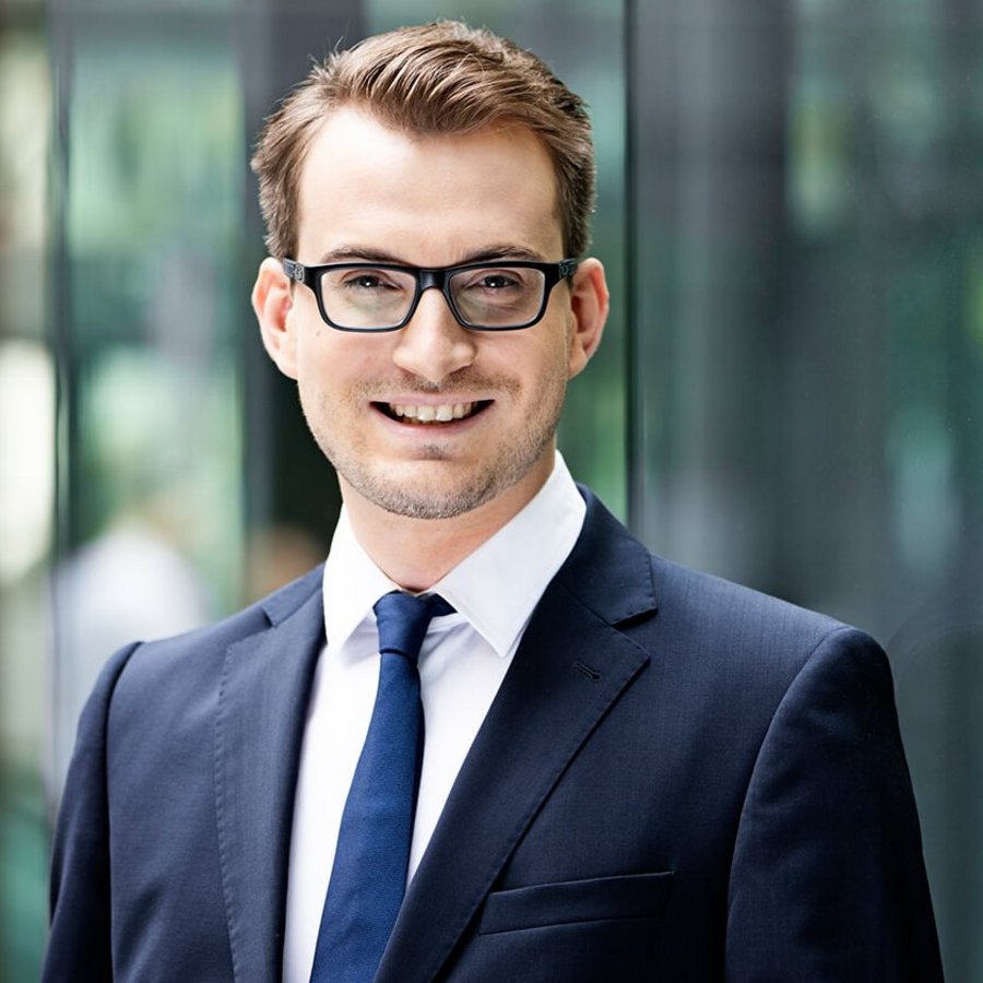 Candidato con occhiali sorridente come consulente finanziario OVB 