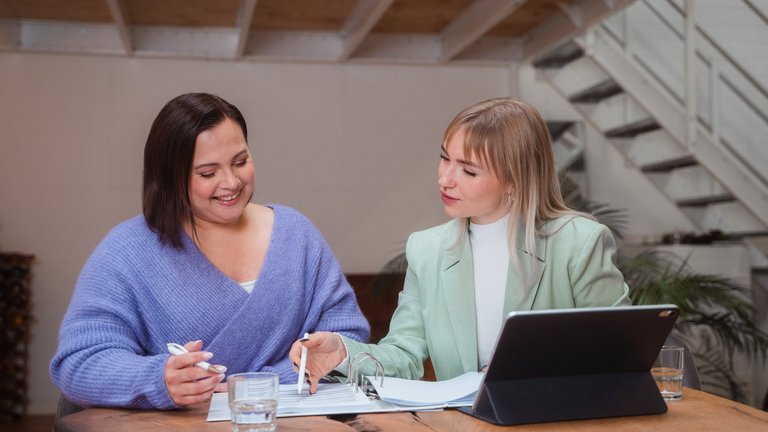 Una consulente con la sua cliente