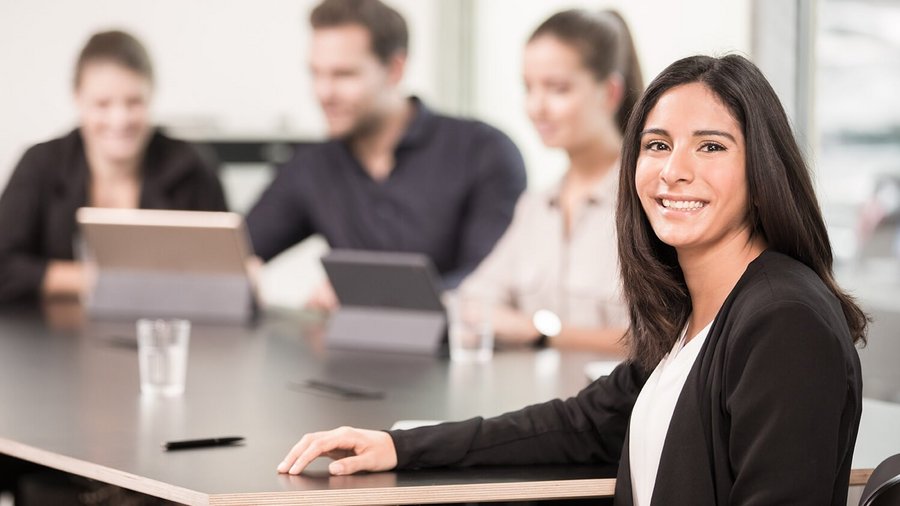 Consulente finanziario con team di consulenti finanziari nella sala conferenze OVB