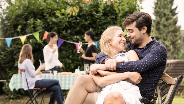 Coppia di innamorati alla festa in giardino